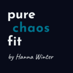 Bei der Grafik handelt es sich um die dunkle Version des Logos der Fitnesstrainerin Hanna Winter von Pure Chaos Fit.