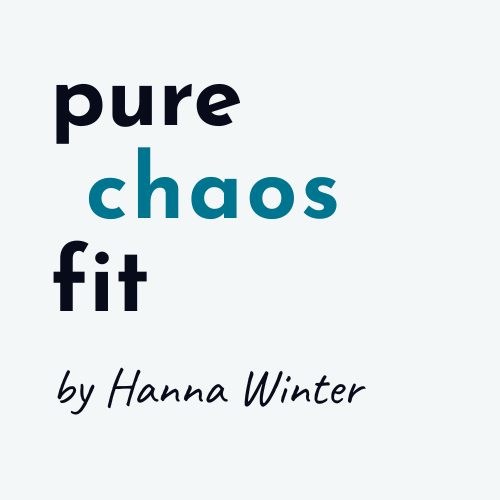 Bei der Grafik handelt es sich um die helle Version des Logos der Fitnesstrainerin Hanna Winter von Pure Chaos Fit.