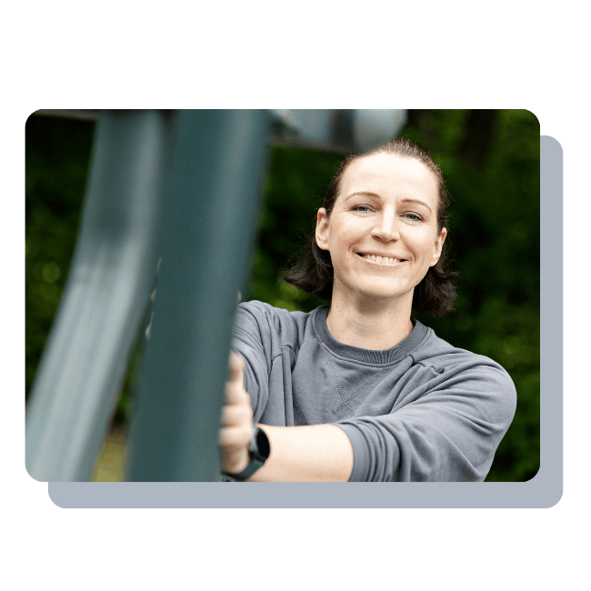 Ein Foto der Fitnesstrainerin Hanna Winter, die in die Kamera lacht.