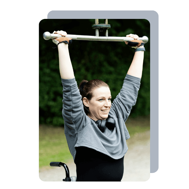 Ein Foto der Fitnesstrainerin Hanna Winter, die an einem Trainingsgerät eine Übung macht.